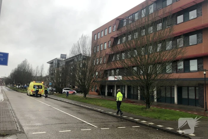 Straat afgezet door vallende delen