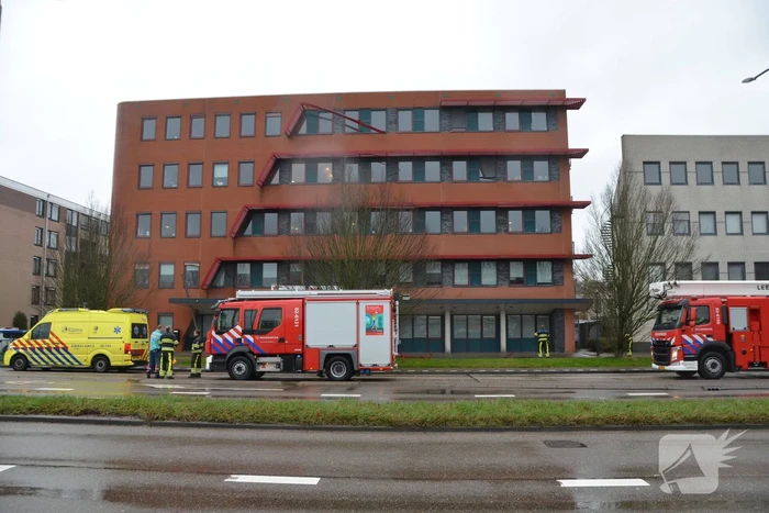 Straat afgezet door vallende delen