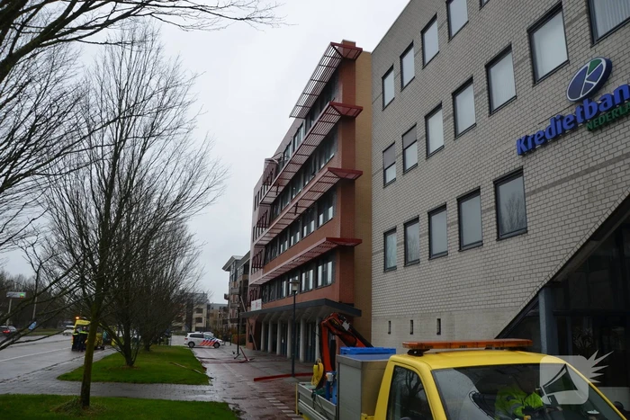 Straat afgezet door vallende delen