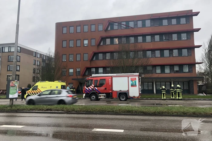 Straat afgezet door vallende delen