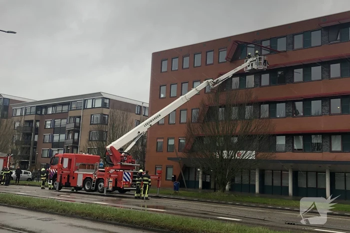 Straat afgezet door vallende delen