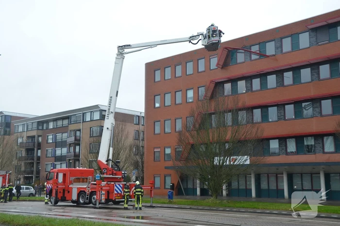 Straat afgezet door vallende delen