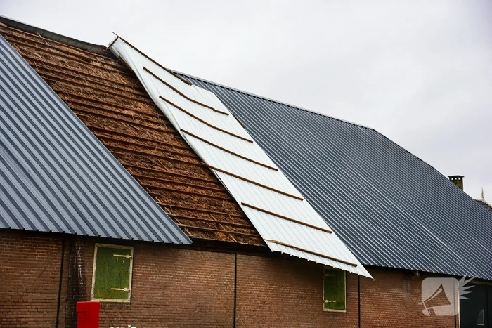 Dak waait weg van boerenstal