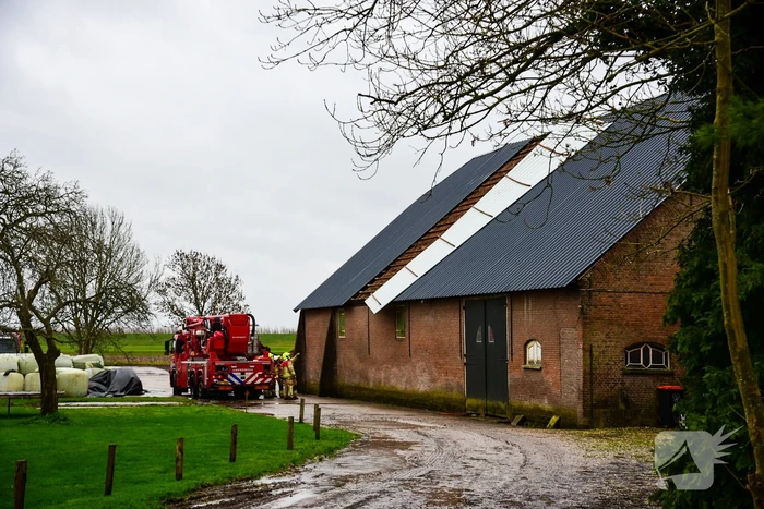 Dak waait weg van boerenstal
