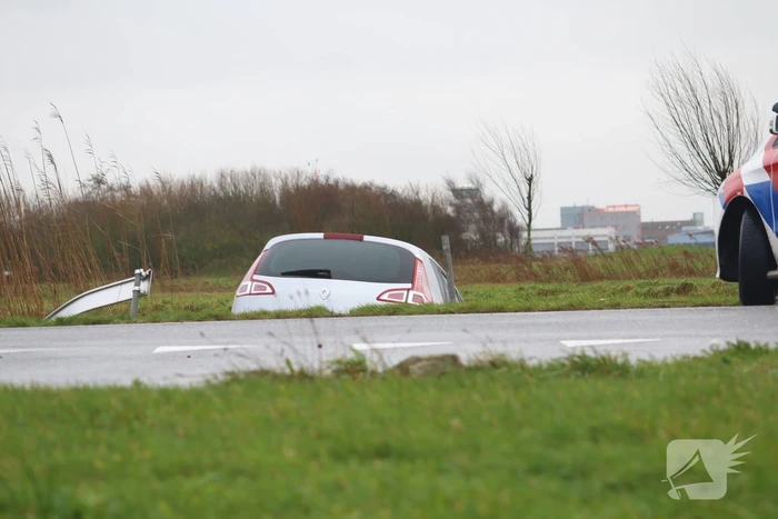 Automobilist rijdt met auto de sloot in