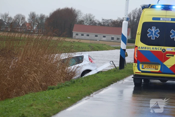 Automobilist rijdt met auto de sloot in