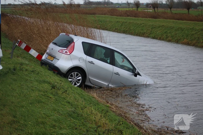 Automobilist rijdt met auto de sloot in