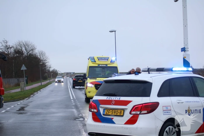 Automobilist rijdt met auto de sloot in
