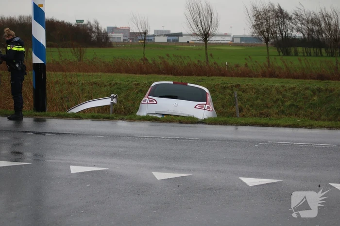 Automobilist rijdt met auto de sloot in