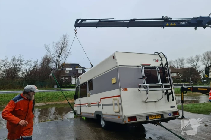 Camper op het randje van de afgrond