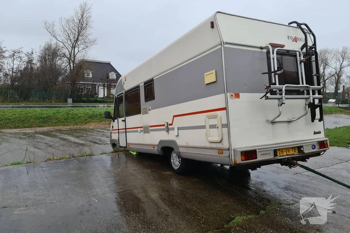 Camper op het randje van de afgrond