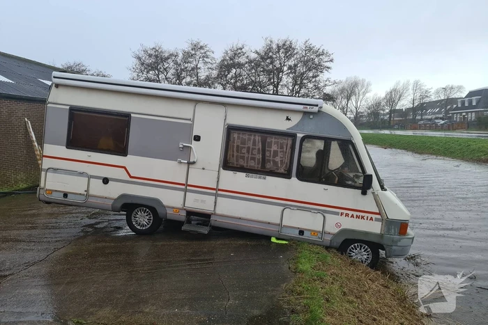 Camper op het randje van de afgrond