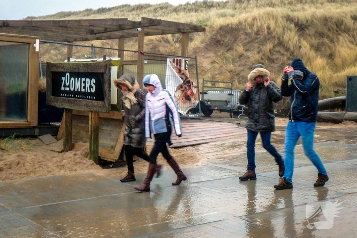 Uitwaaien op het strand bij windkracht negen