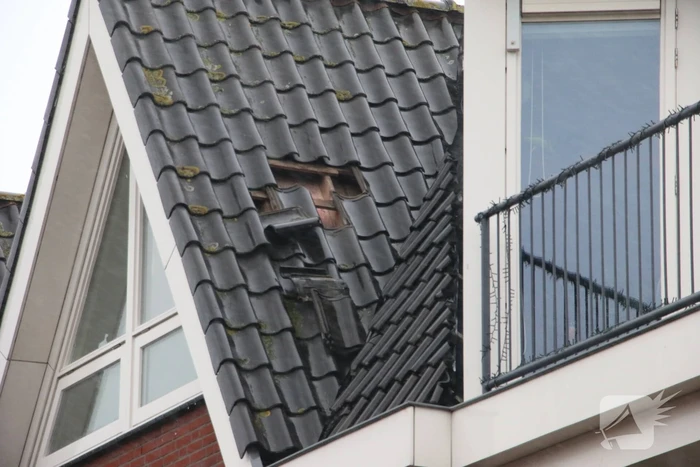 Dakpannen waaien van het dak