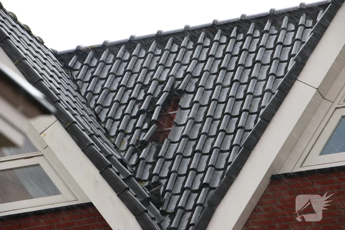 Dakpannen waaien van het dak