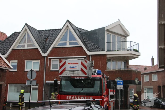 Dakpannen waaien van het dak