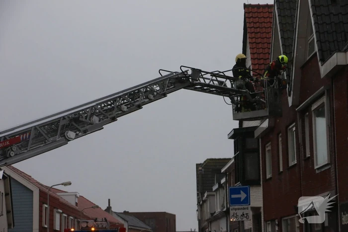 Dakpannen waaien van het dak