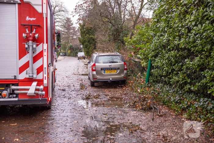 Enorme tak valt op dak van auto