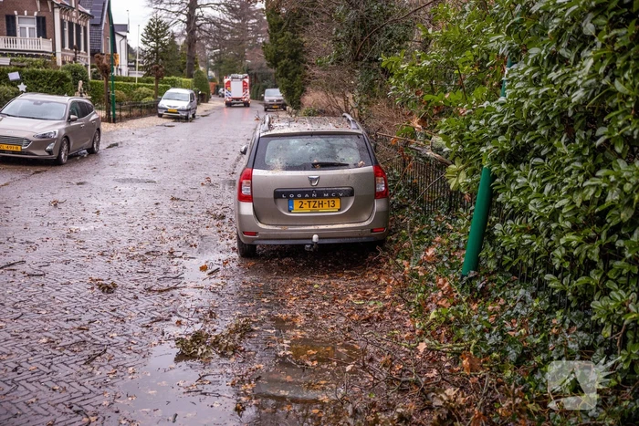 Enorme tak valt op dak van auto