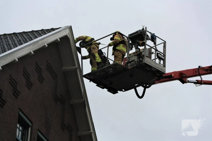 Plaat van dak laat los door de wind