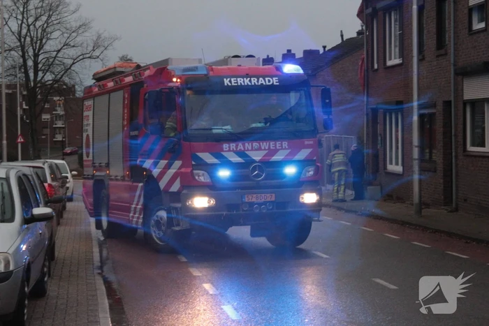 Deel muur in aanbouw op instorten door wind