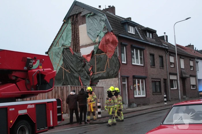 Deel muur in aanbouw op instorten door wind
