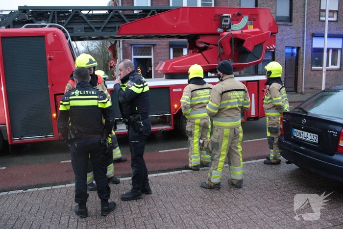 Deel muur in aanbouw op instorten door wind