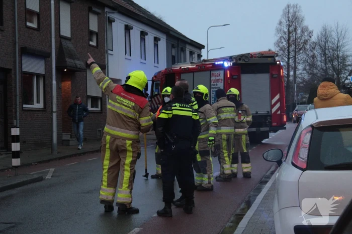 Deel muur in aanbouw op instorten door wind