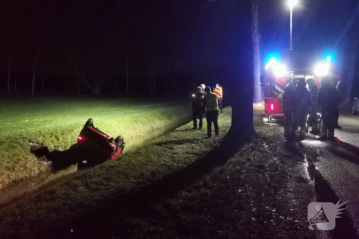 Auto belandt op kop in sloot
