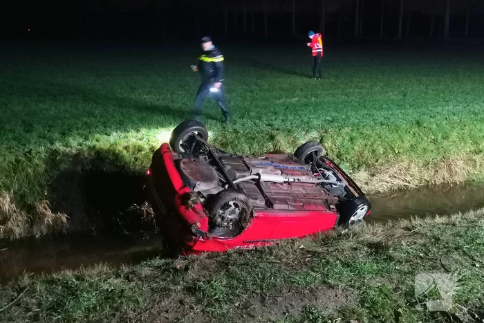 Auto belandt op kop in sloot