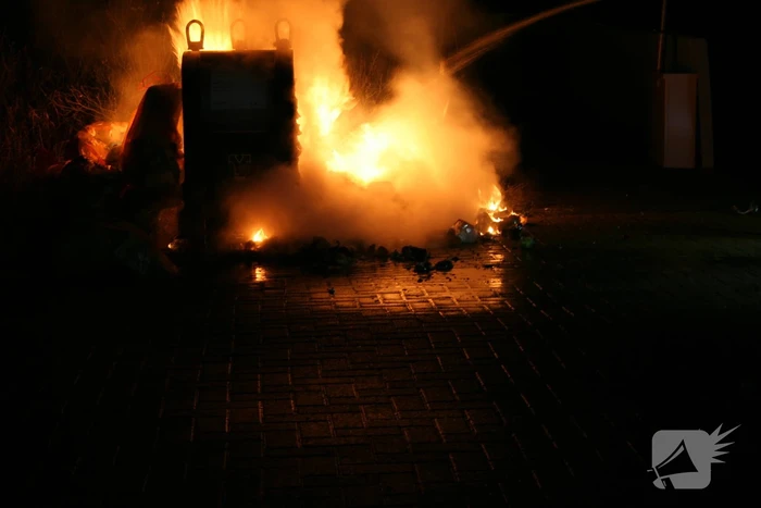 Rommel naast container in brand gevlogen