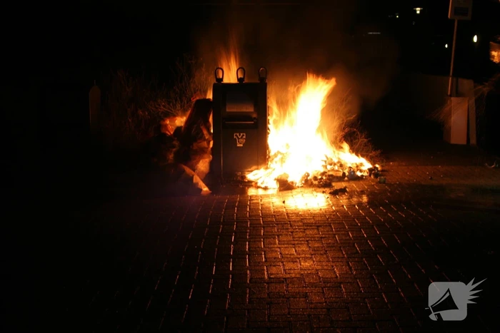 Rommel naast container in brand gevlogen