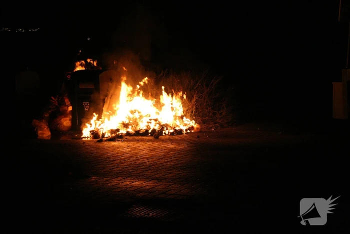 Rommel naast container in brand gevlogen