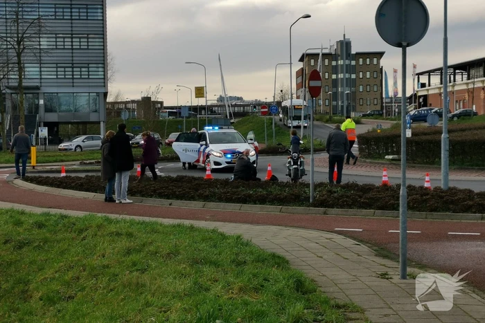 Motorrijder onderuit op rotonde