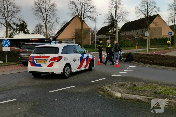Motorrijder onderuit op rotonde