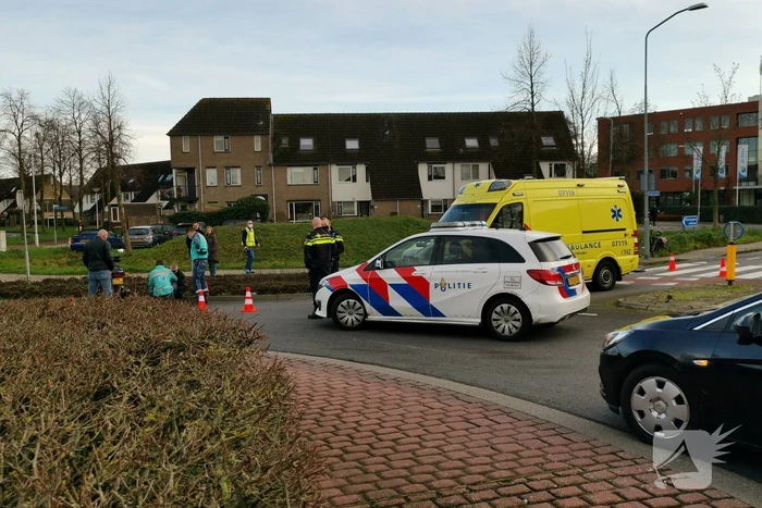 Motorrijder onderuit op rotonde