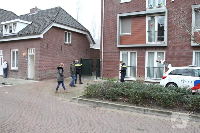 Brand onder overkapping van woning