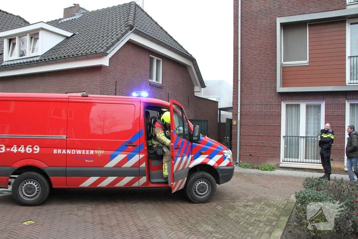 Brand onder overkapping van woning
