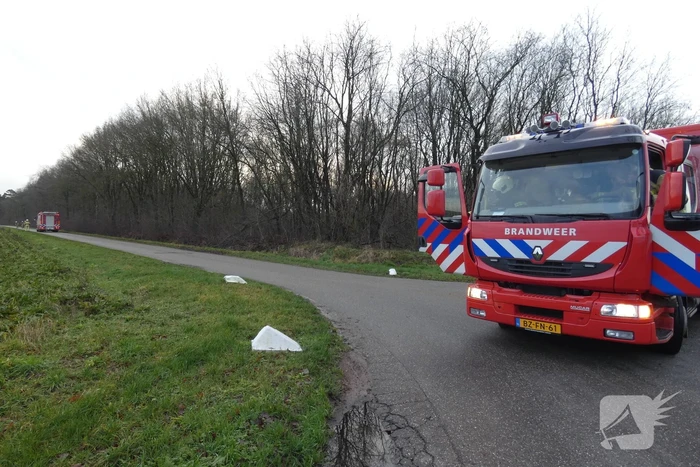Mogelijke gaslekkage in berm langs weg