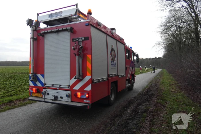 Mogelijke gaslekkage in berm langs weg
