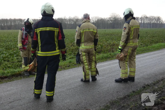 Mogelijke gaslekkage in berm langs weg