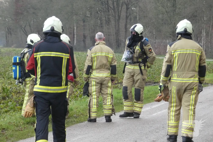 Mogelijke gaslekkage in berm langs weg