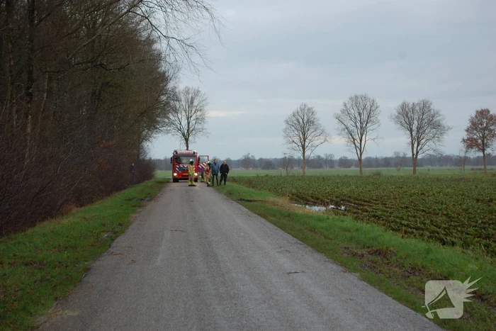 Mogelijke gaslekkage in berm langs weg