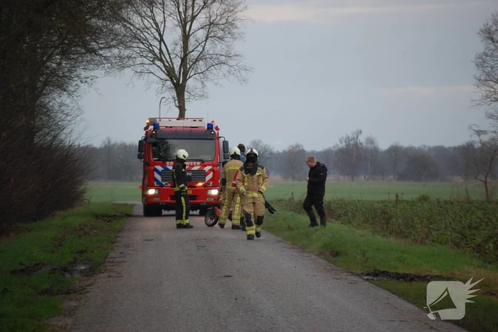 Mogelijke gaslekkage in berm langs weg