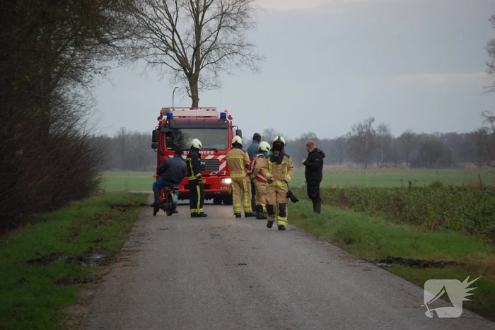 Mogelijke gaslekkage in berm langs weg