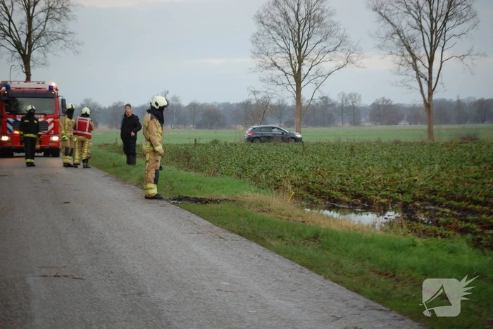 Mogelijke gaslekkage in berm langs weg