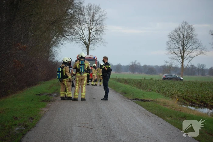 Mogelijke gaslekkage in berm langs weg