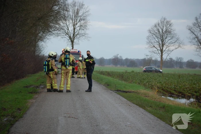 Mogelijke gaslekkage in berm langs weg