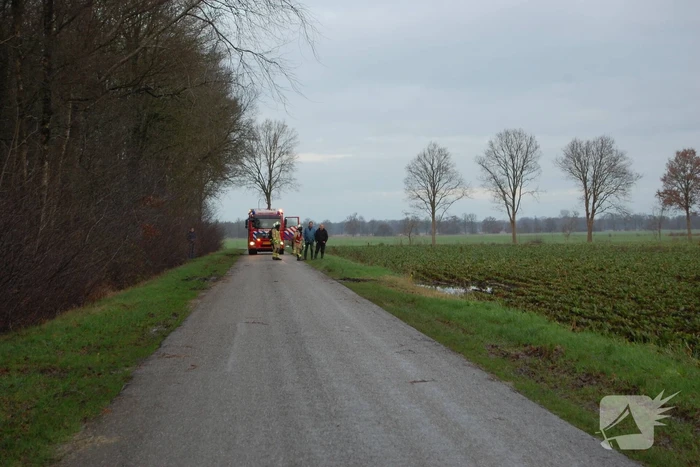 Mogelijke gaslekkage in berm langs weg