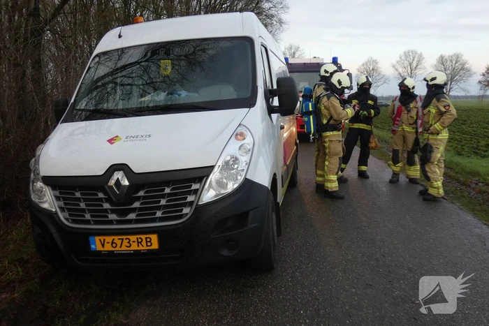 Mogelijke gaslekkage in berm langs weg